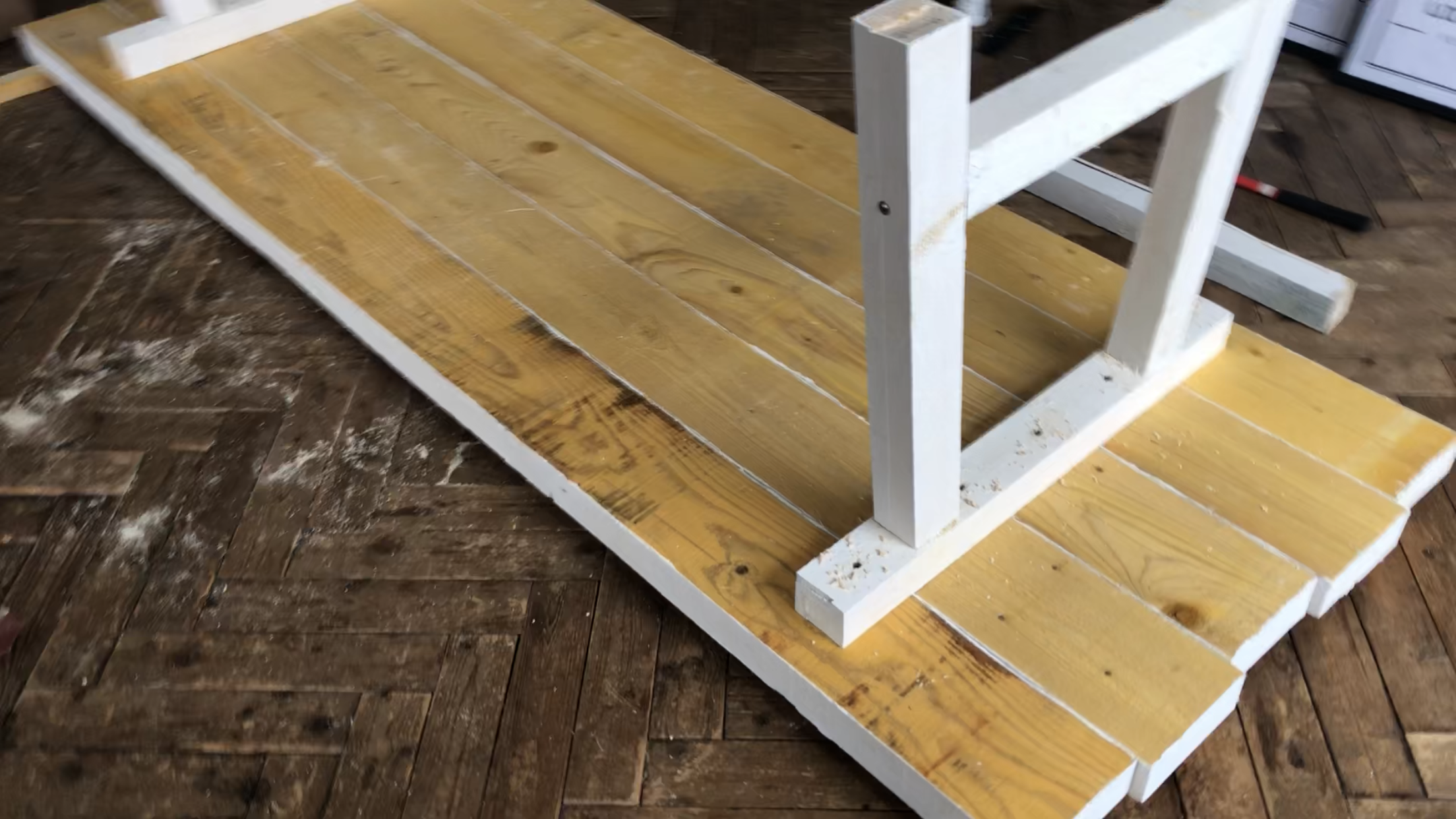 fixation pied de table diy